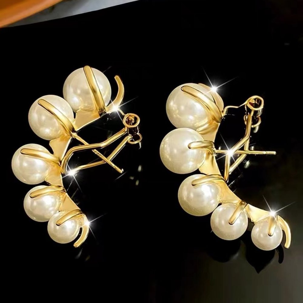 Simple pearl earrings